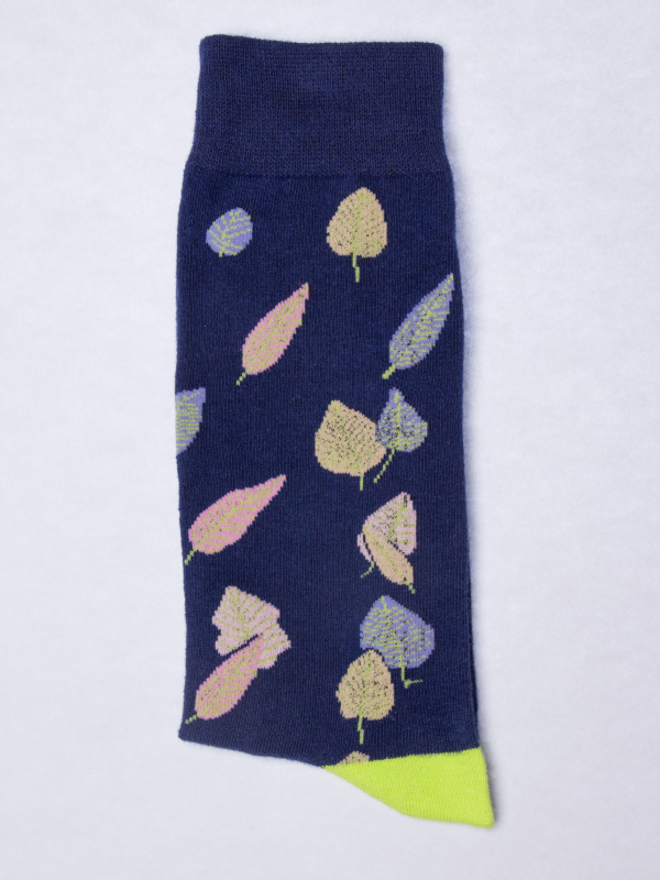 Socks with multicolor leaf pattern