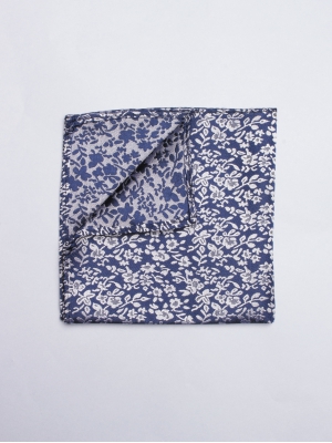 Pochette bleue avec motifs fleurs blanches 