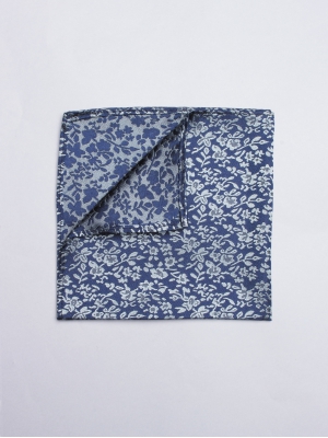 Pochette bleue avec motifs fleurs bleues 