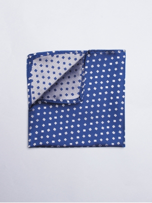 Pochette bleue avec motifs micros carrés 