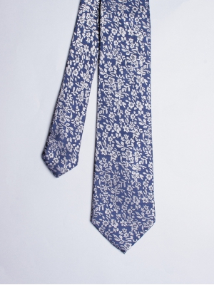 Cravate bleue avec motifs fleurs blanches