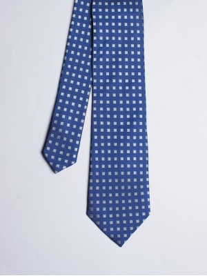 Cravate bleue avec motifs carrés