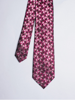 Cravate framboise avec motifs triangles