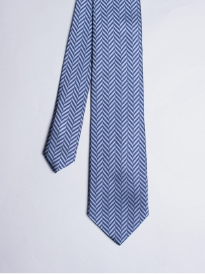 Cravate bleue à motifs chevrons