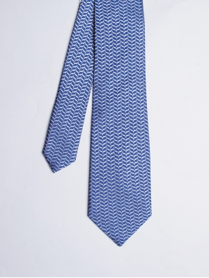 Cravate bleue avec motifs vagues géométriques