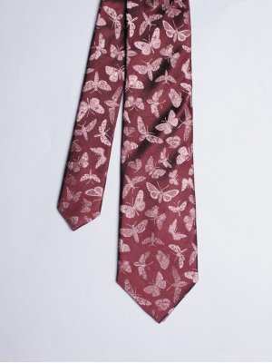 Cravate bordeaux avec motifs papillons