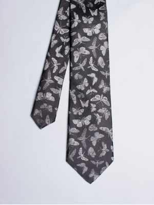 Cravate noire avec motifs papillons