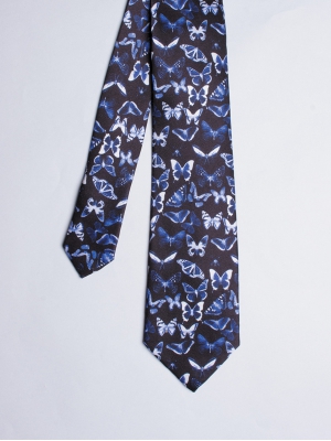 Cravate bleue avec imprimés papillons