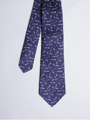 Cravate bleu marine avec imprimés couverts