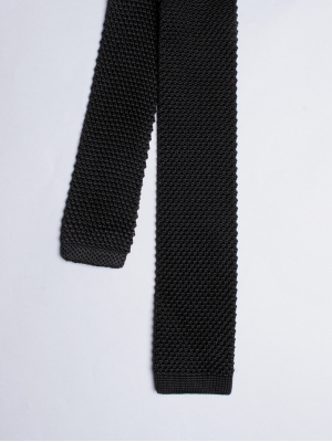 Cravate noire en tricot de soie 