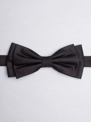 Black bowtie with striated effect