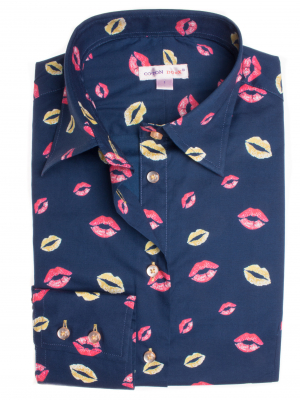 Women's fitted shirt with lip print